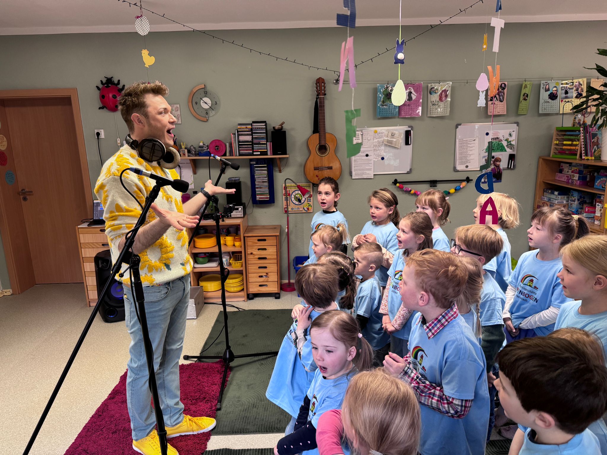 Kevin Neon singt mit der Kindergruppe