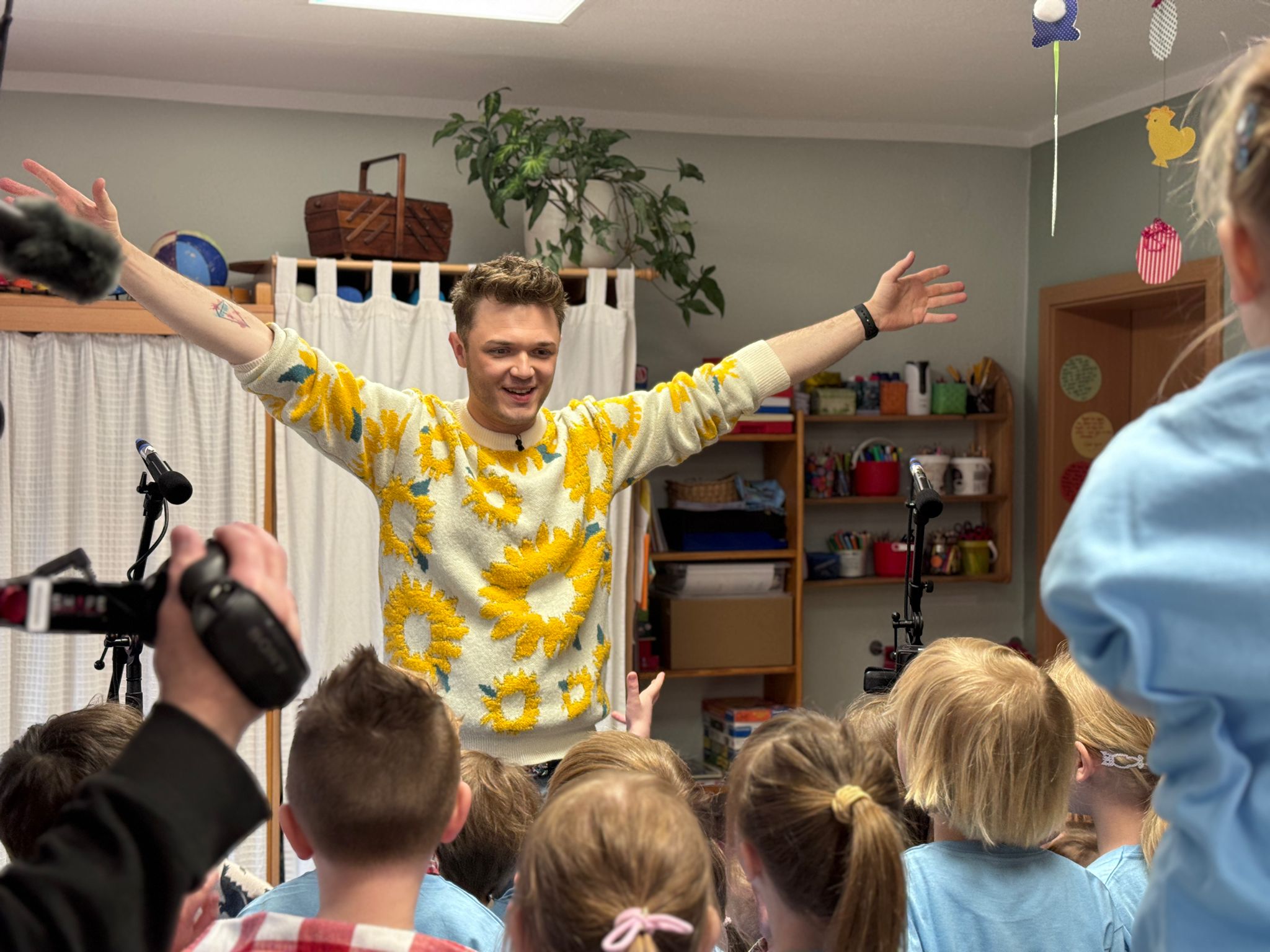 Kevin Neon und Kinder beim musikalischen Mitmachen