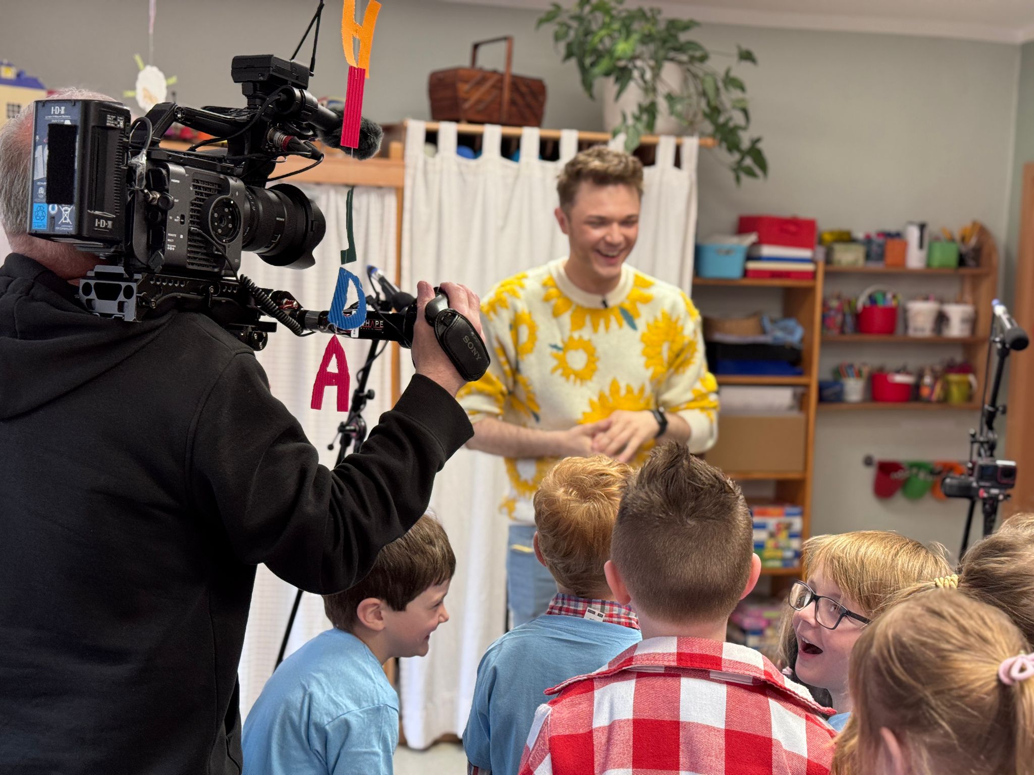 Fröhliche Szene bei der Aufnahme mit Kindern